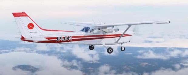 Что внутри у Cessna 172 и как он в небе?