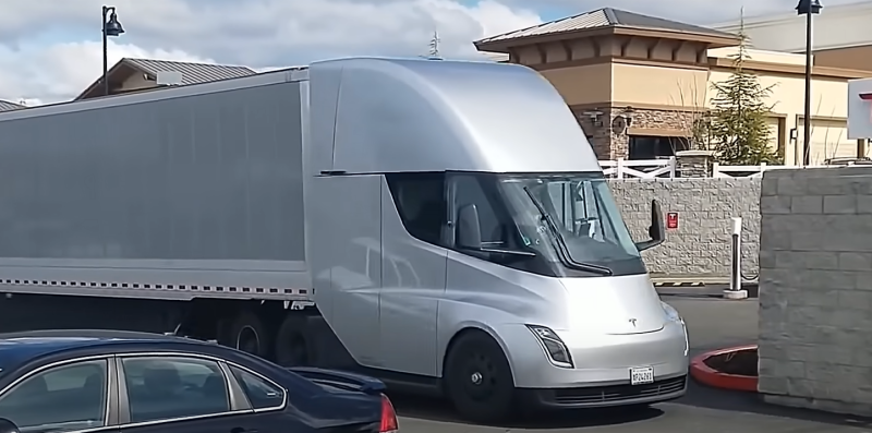 Первый электрический грузовик Tesla Semi наконец передан Pepsi