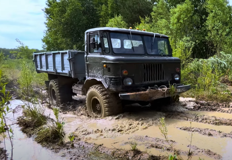 ГАЗ-66 и ЗиЛ-157 в грязи – битва самых легендарных советских вездеходов