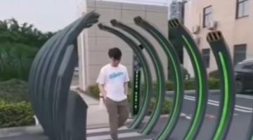 Футуристичный пешеходный переход из Японии, а также другие события и юмор на автотематику