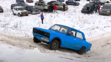 Автомобили ВАЗ разных годов на пару с иномарками штурмуют снежный склон