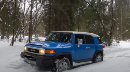 Toyota FJ Cruiser – харизматичный японский внедорожник в российском лесу зимой