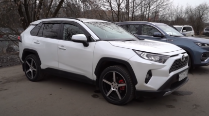 В России можно приобрести новые Toyota RAV4 из Китая – они мощнее