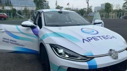 В Китае создали беспилотный автомобиль для состязаний с профессиональными гонщиками