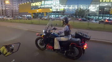 Эта женщина покорила мотоцикл Урал Gear Up и ездит на нем круглый год