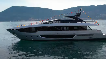 В Италии спустили на воду суперяхту Riva 102 Corsaro Super flybridge с платформой-бассейном и гаражом