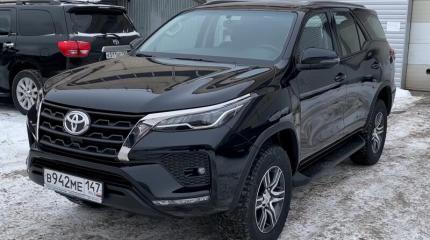 В России снова появились Toyota Fortuner — привезли новое поколение