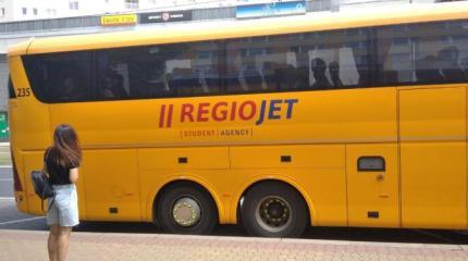 Поездка на автобусе RegioJet (желтый Scania Irizar PB)