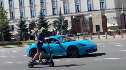 Электросамокат WEPED SST попробовал обогнать Porsche 718 Cayman