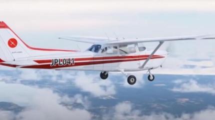 Что внутри у Cessna 172 и как он в небе?