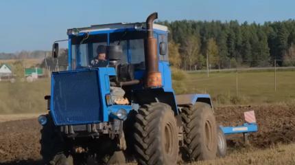 Ветеран полей Т-150К снова в деле – обновленный трактор пашет зябь