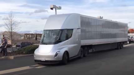 В Неваде начали производство электрогрузовиков Tesla Semi