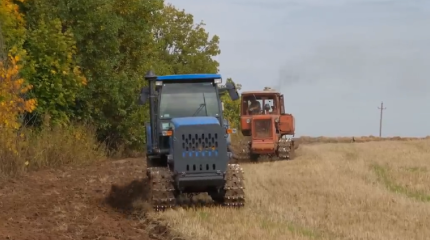 Дуэль поколений на вспашке поля