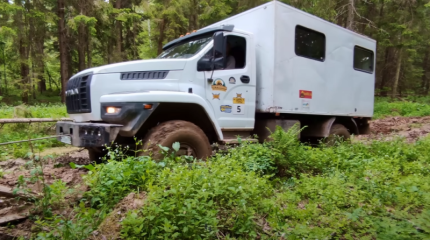 Урал «Некст» против Mercedes Zetros на бездорожье – «болеем» за наших