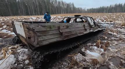 По болотам с двигателем в кузове