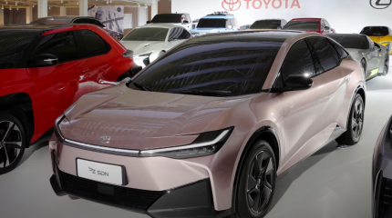 Новый электрический седан Toyota станет бюджетным конкурентом Tesla Model 3