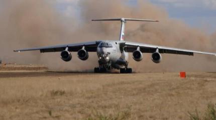 Тяжелый транспортник Ил-76МД-90А впервые успешно сел на поле