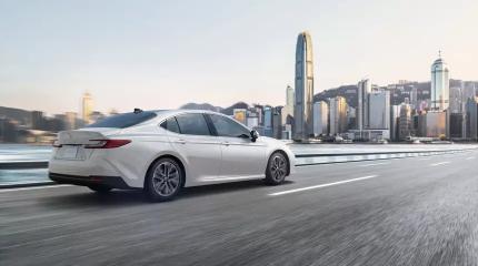 Верность «старой школе» – Toyota показала новую бензиновую Camry