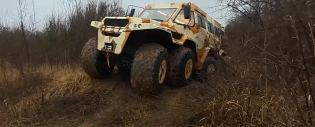 На «Шамане» по воде и суше: восемь колес буксуют