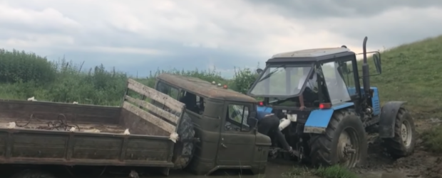 Sovyet GAZ kamyonları "su birikintisine girdi" veya Belarus traktörü hala daha iyi