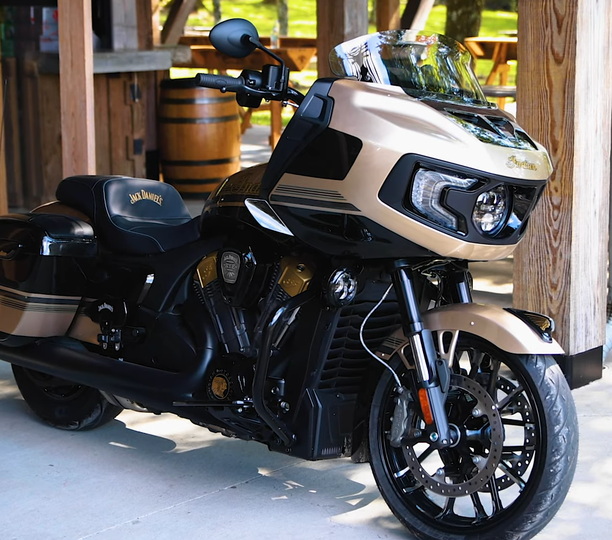 Indian представила новый мотоцикл Challenger Dark Horse ограниченной серии