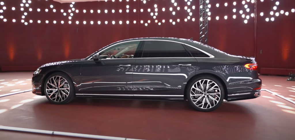 Представлена обновленная Audi A8 – седан стал еще роскошнее