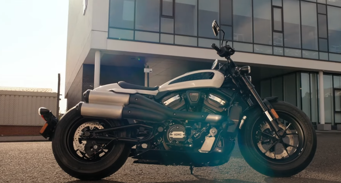 Harley-Davidson Sportster S, retro olmaktan uzak modern bir motosiklettir.