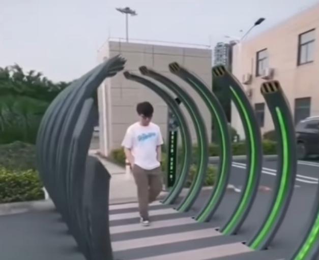 Футуристичный пешеходный переход из Японии, а также другие события и юмор на автотематику
