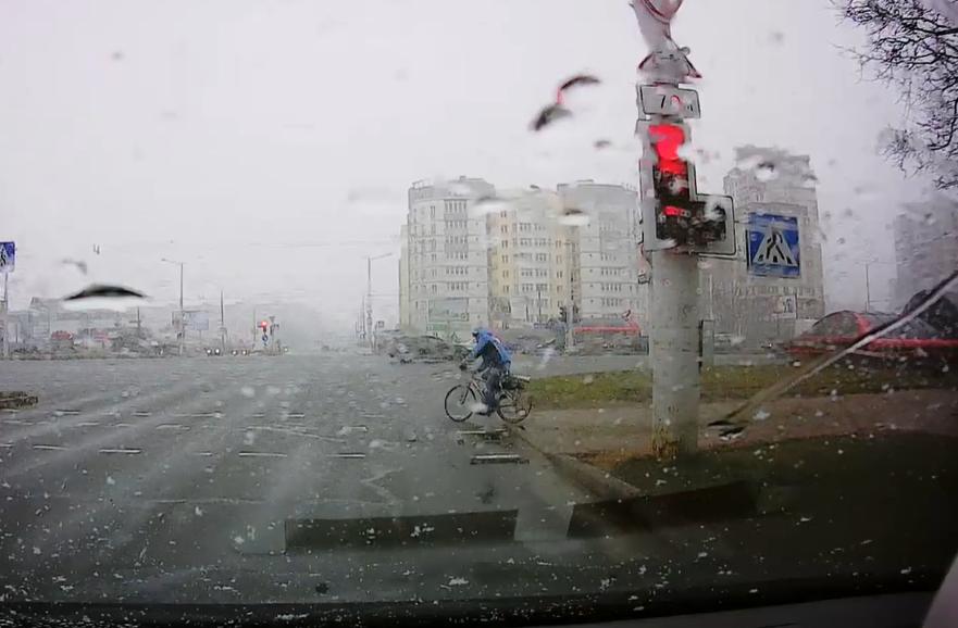 Pencerenin dışında hava kötüyse bir bisikletçi evde kalmalı mı?