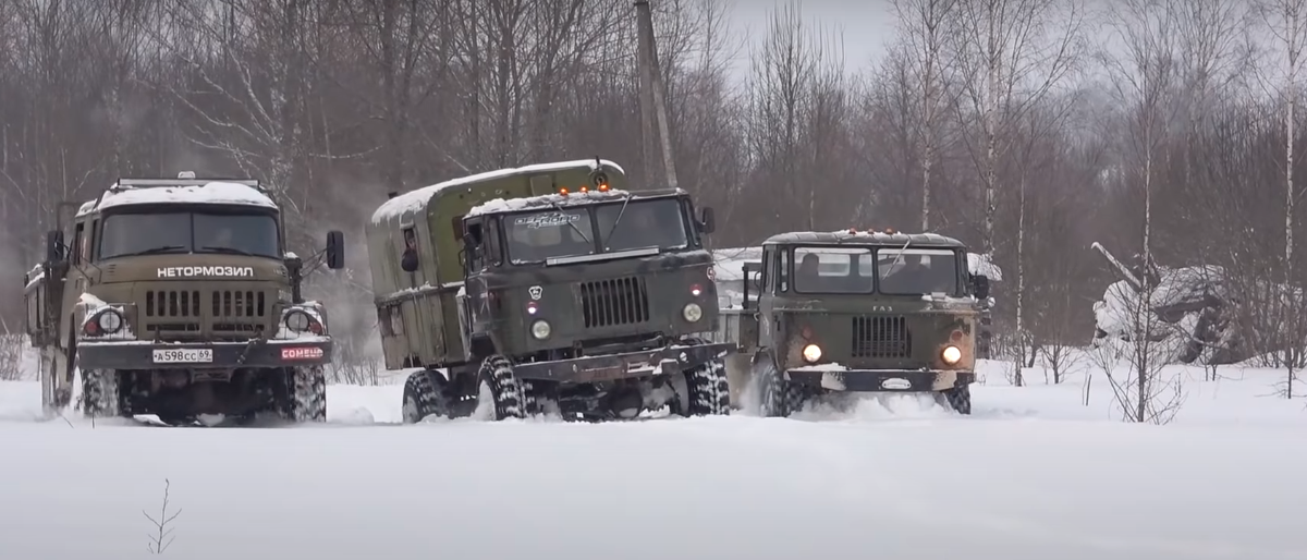 Derin karda Sovyet kamyonlarının pasifliği