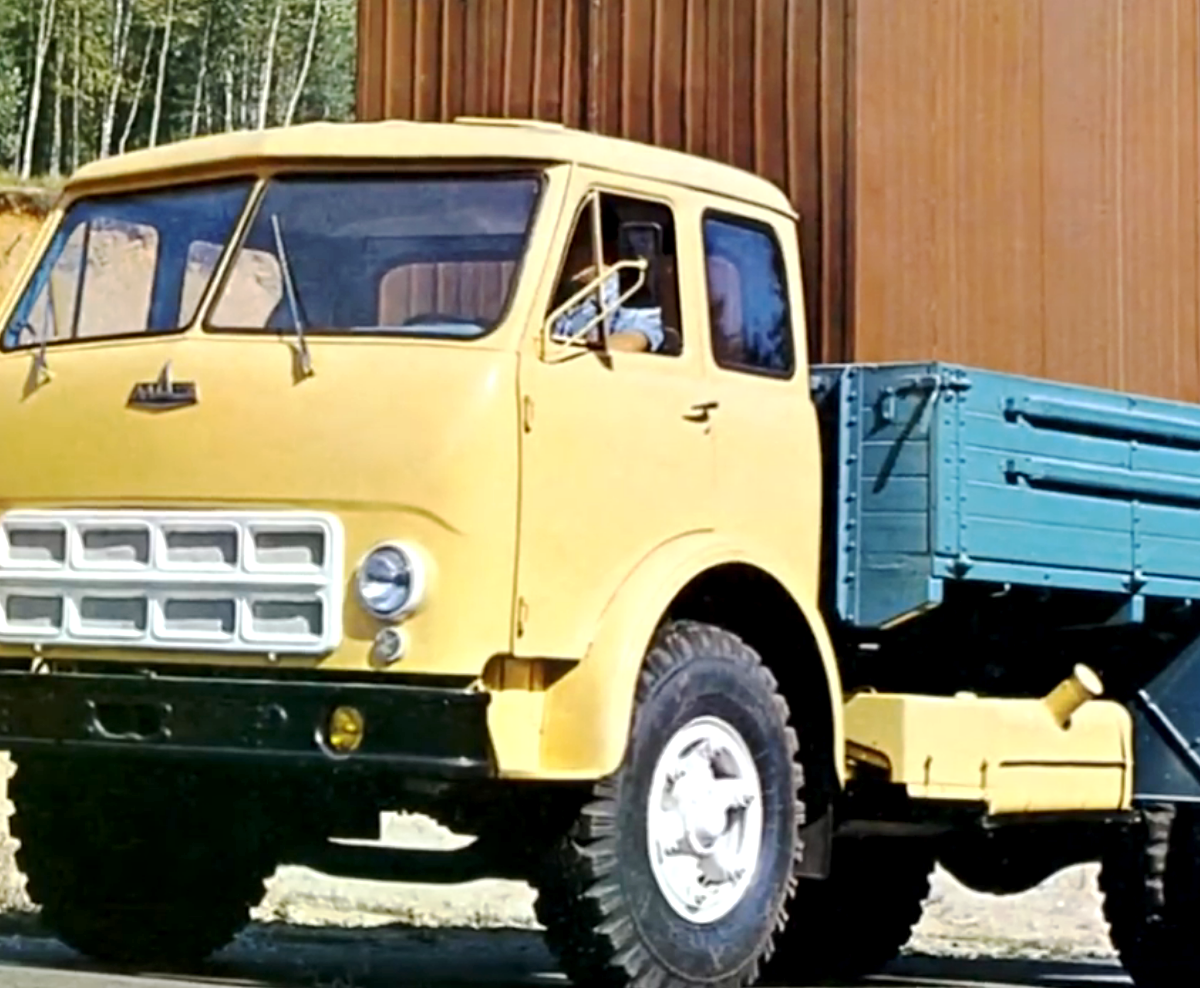 Почему у советских грузовиков фары не устанавливали на бампер?