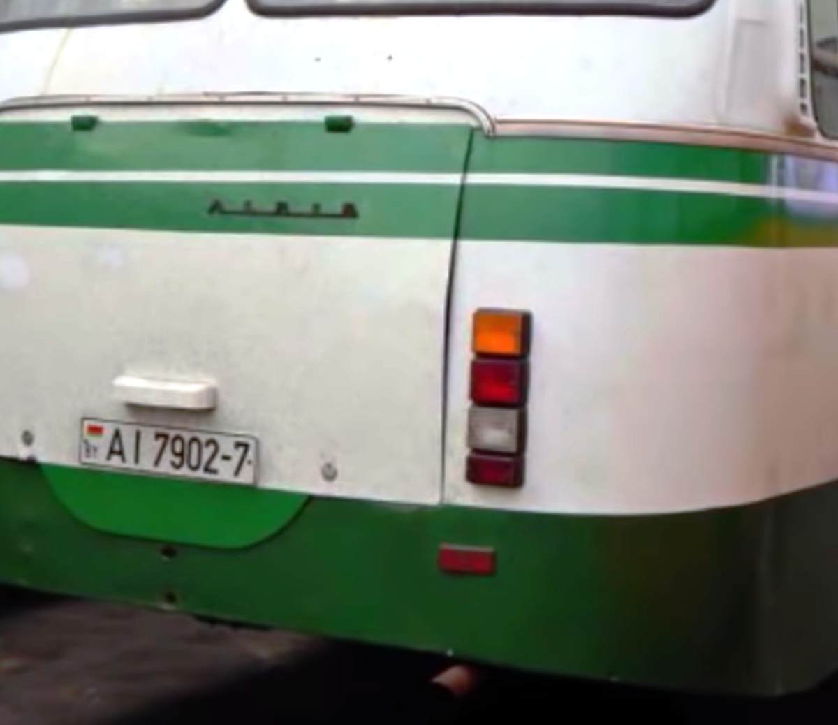 Почему у советских автобусов были продольные задние фонари?
