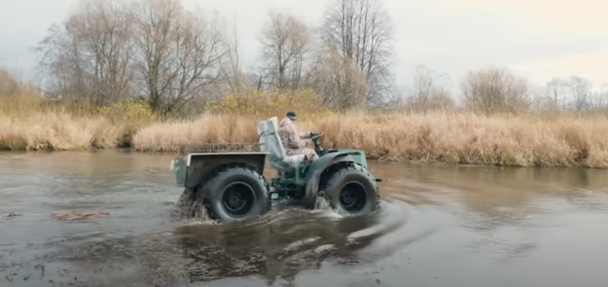 Snow and swamp vehicle Karakat - home-made equipment with high cross-country ability