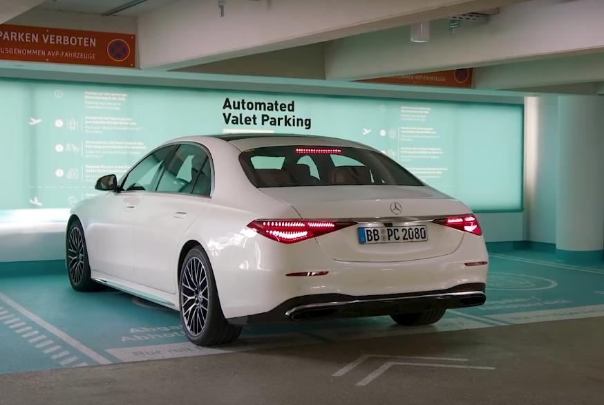 Mercedes ve Bosch, gelecekte arabaların nasıl park edileceğini gösterdi
