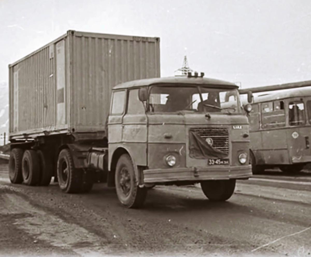 Xe tải Tiệp Khắc và Đức trên đường Liên Xô