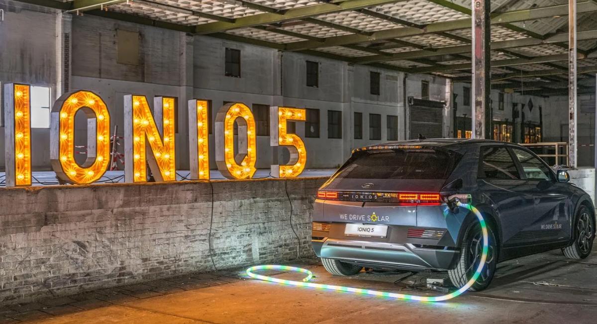 Hyundai IONIQ 5 BEV передают энергию для бытовых целей – первая работающая концепция будущего
