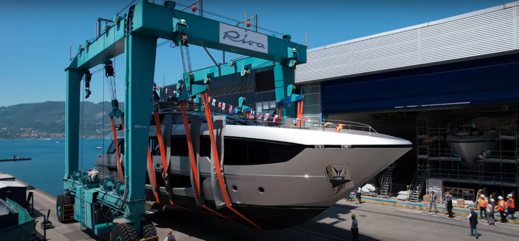 В Италии спустили на воду суперяхту Riva 102 Corsaro Super flybridge с платформой-бассейном и гаражом