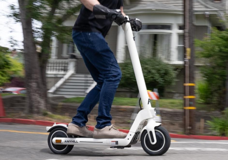 ANYHILL UM-2, iyi parametrelere sahip ucuz bir scooter
