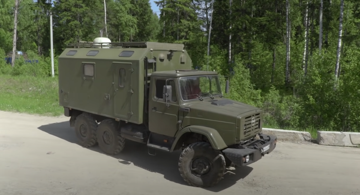 ZIL-4334 - 131. modelin askeri kamyonunun dizel değişimi