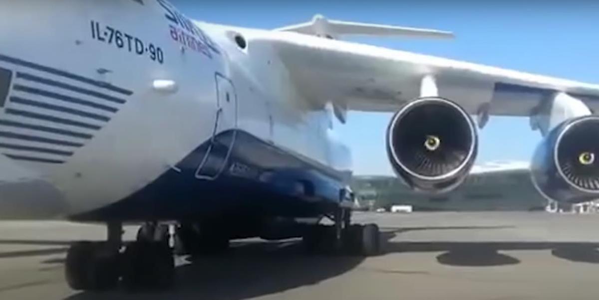 PS-96A motorlu ilk Il-400-90M, montaj hangarından ayrılmaya hazırlanıyor