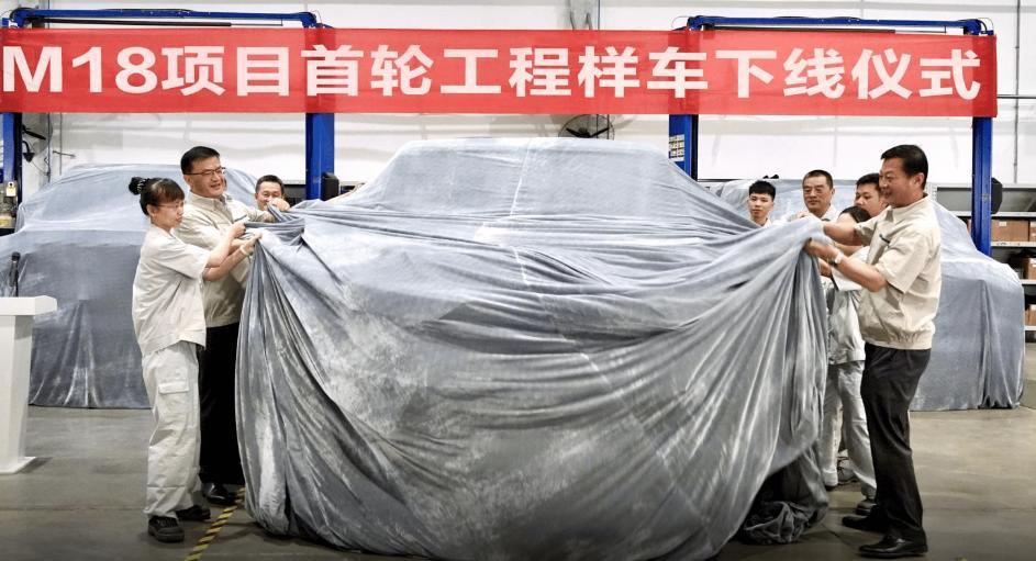 18 beygir gücünde bir motora sahip üretim öncesi SUV Dongfeng Warrior M1070, montaj hattından çıktı