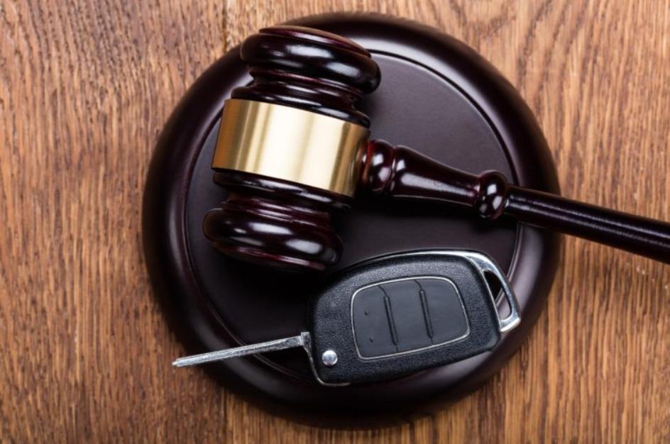 Машины злостных неплательщиков штрафов начали продавать с аукциона – что об этом думают водители?