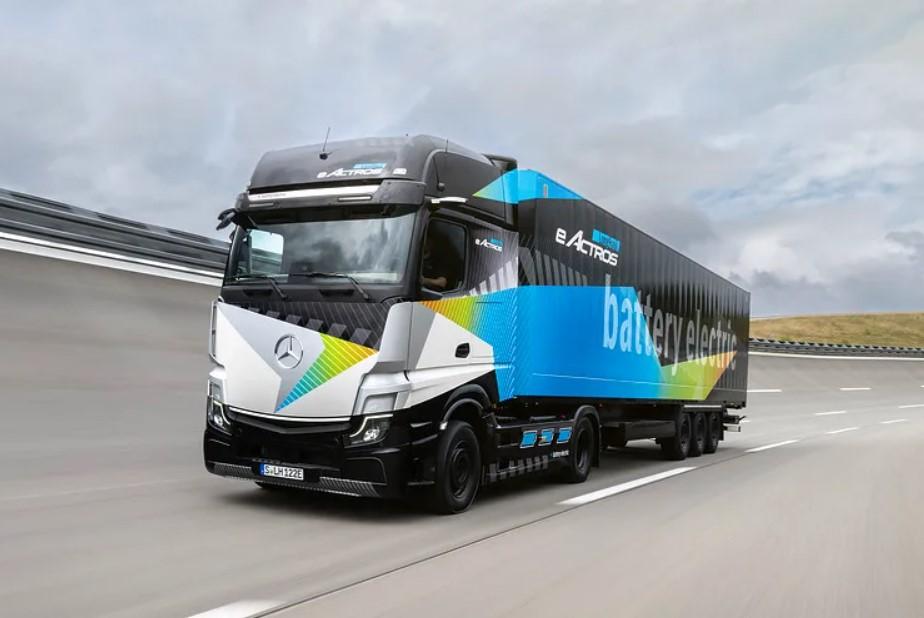 Новый грузовик для дальних перевозок eActros LongHaul показали публике