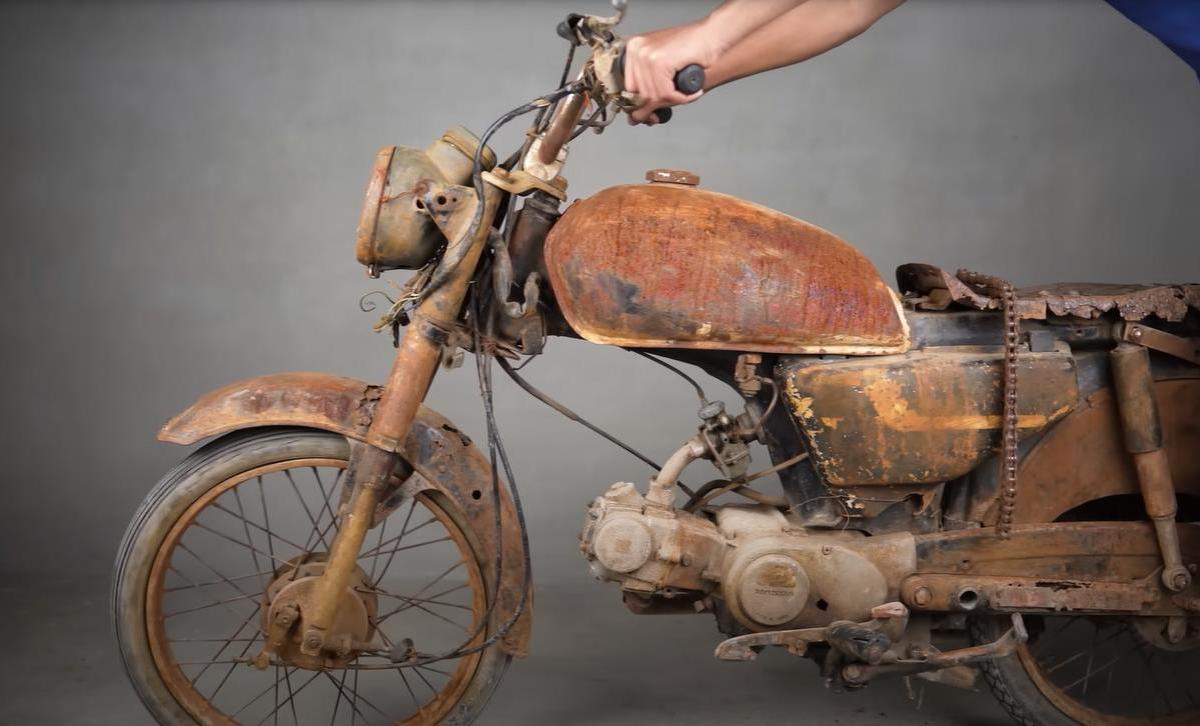 Zaman nasıl görünüyor - yarım yüzyıl önce terk edilmiş bir Honda'yı restore etmek