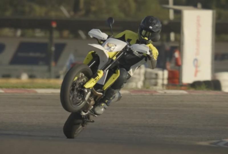 Новый 701 Supermoto от Husqvarna одинаково хорош на бездорожье и асфальте