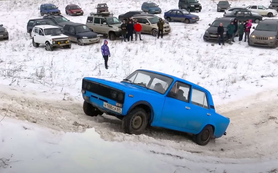 Автомобили ВАЗ разных годов на пару с иномарками штурмуют снежный склон