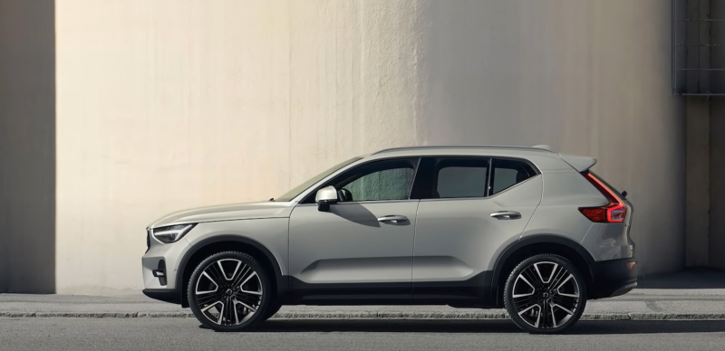 Электрокроссоверы Volvo XC40 и С40 получили задний привод после обновления