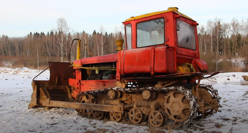 Гусеничный трактор ДТ-75 – он трудился еще при СССР на стройках и в колхозах