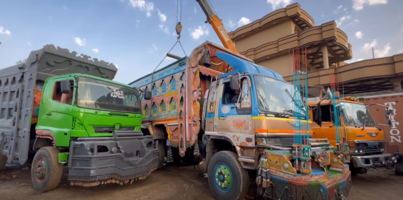 Работники автосервиса в Индии способны восстановить любую деталь