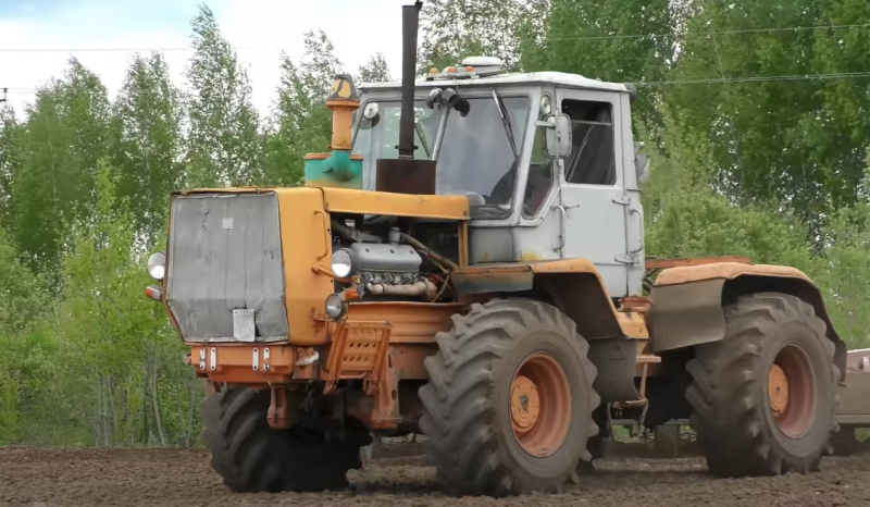 Traktör T-150K - Sovyet tarlalarının efsanevi işçisi